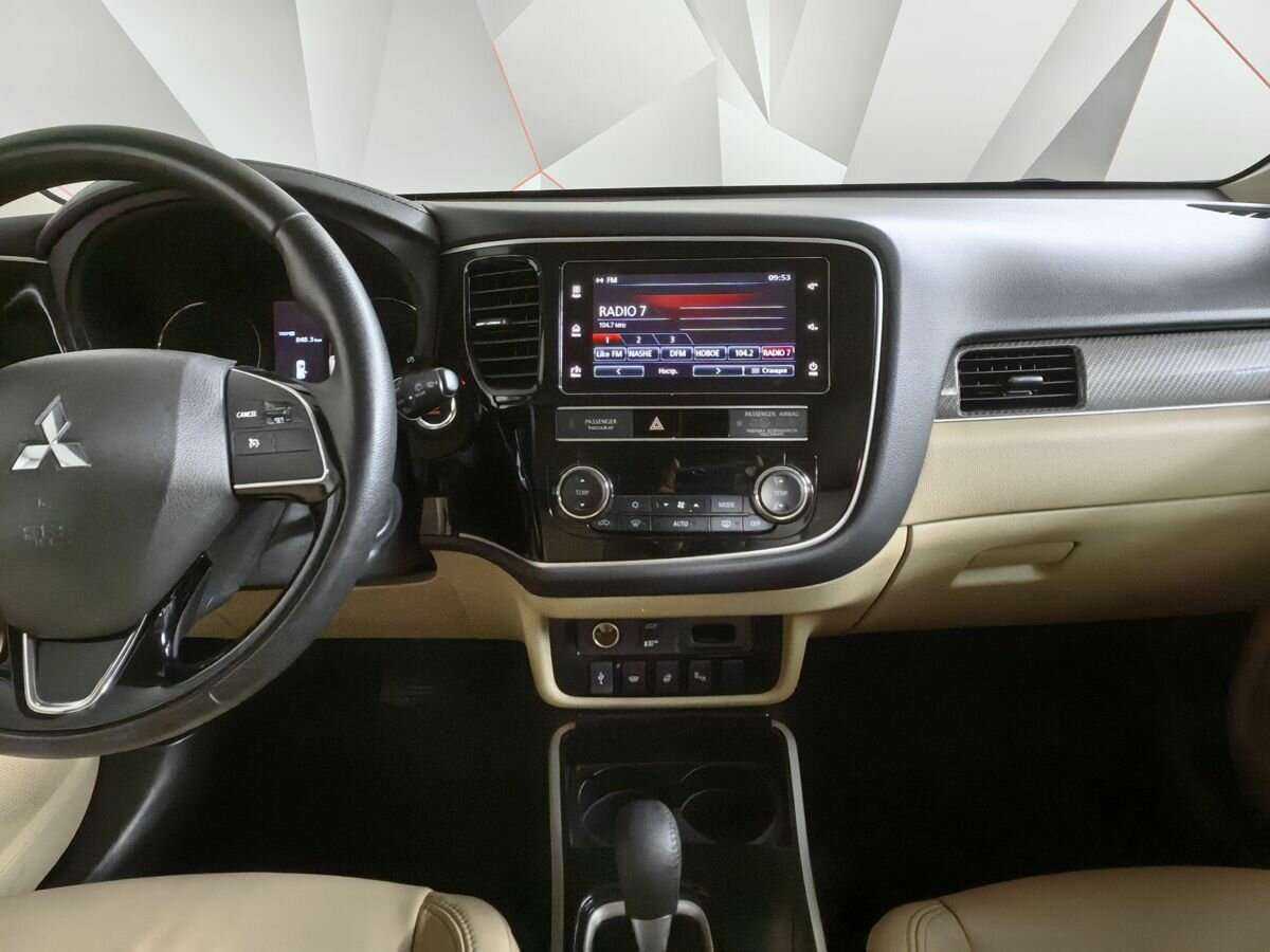 Mitsubishi Outlander с пробегом — 2019 год. Фото: #10
