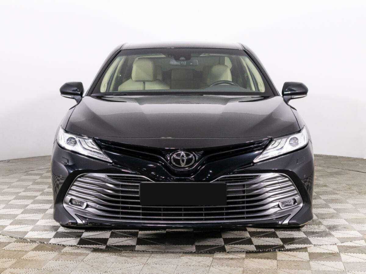 Toyota Camry с пробегом — 2018 год. Фото: #1
