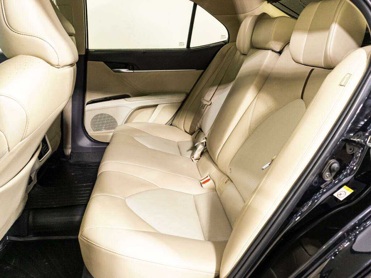 Toyota Camry с пробегом — 2018 год. Фото: #9