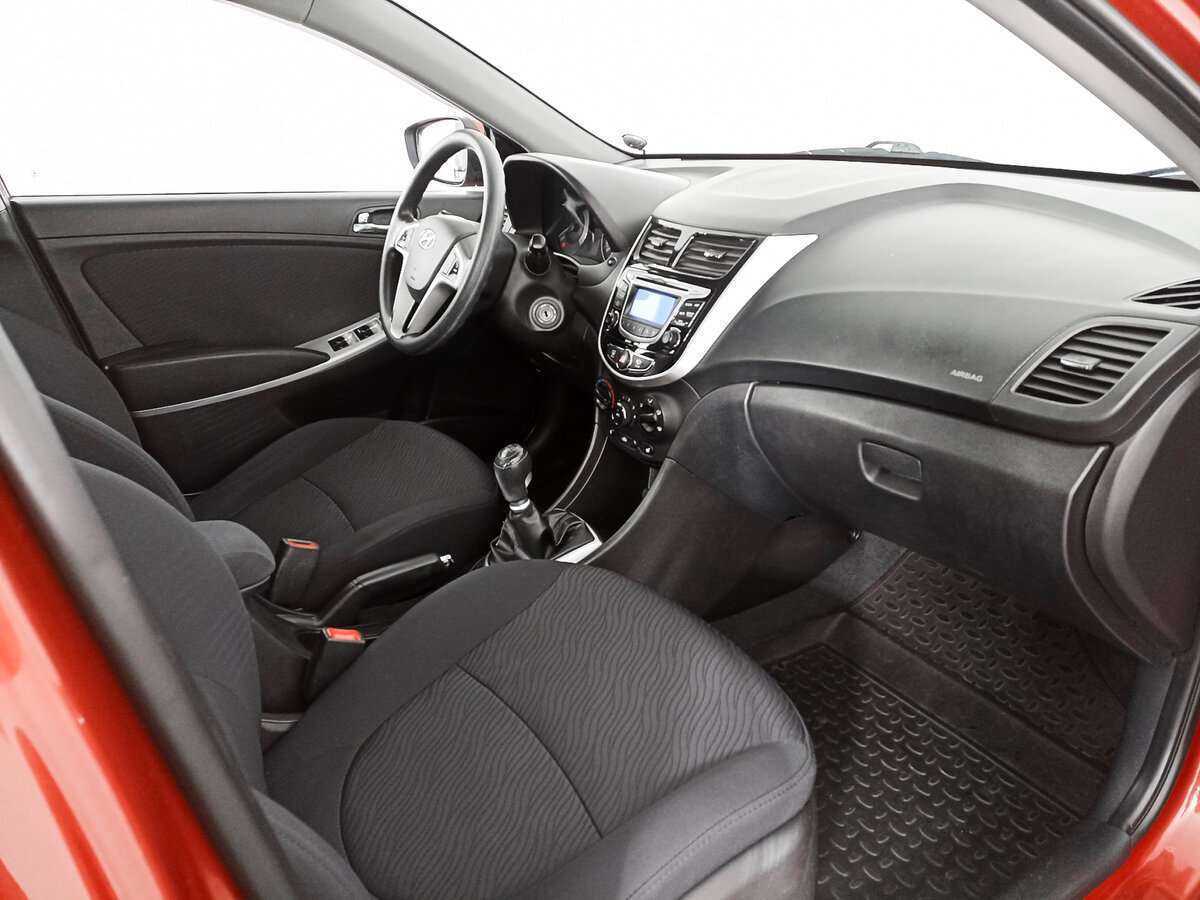 Hyundai Solaris с пробегом — 2012 год. Фото: #6