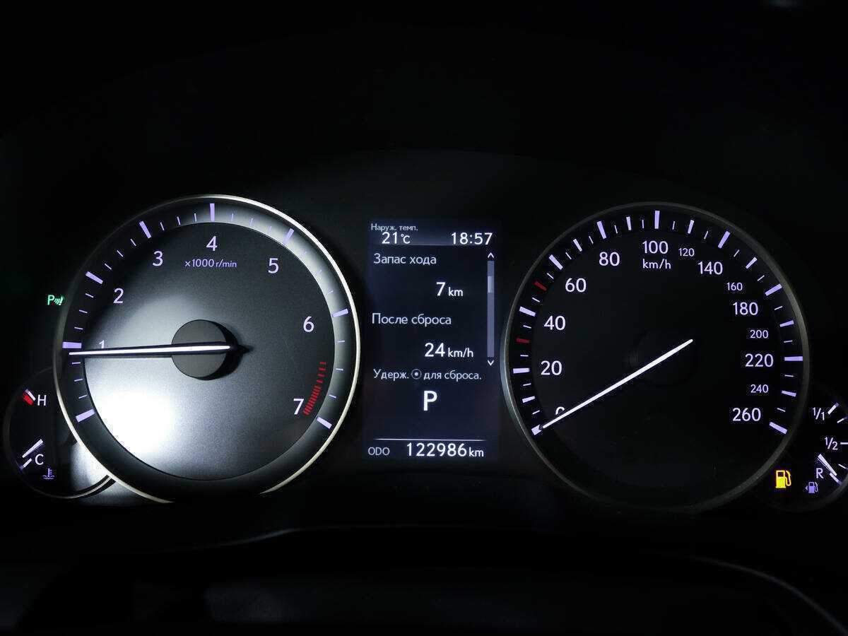 Lexus ES с пробегом — 2016 год. Фото: #10