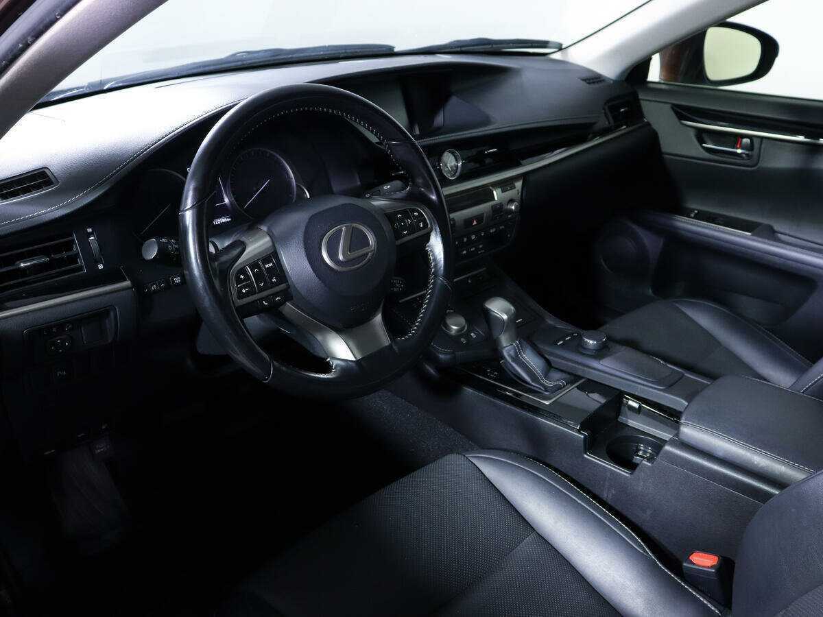Lexus ES с пробегом — 2016 год. Фото: #13