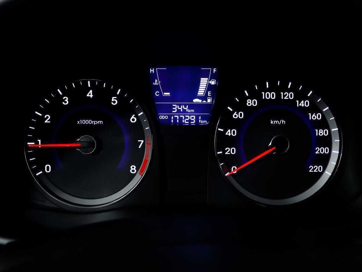 Hyundai Solaris с пробегом — 2012 год. Фото: #9