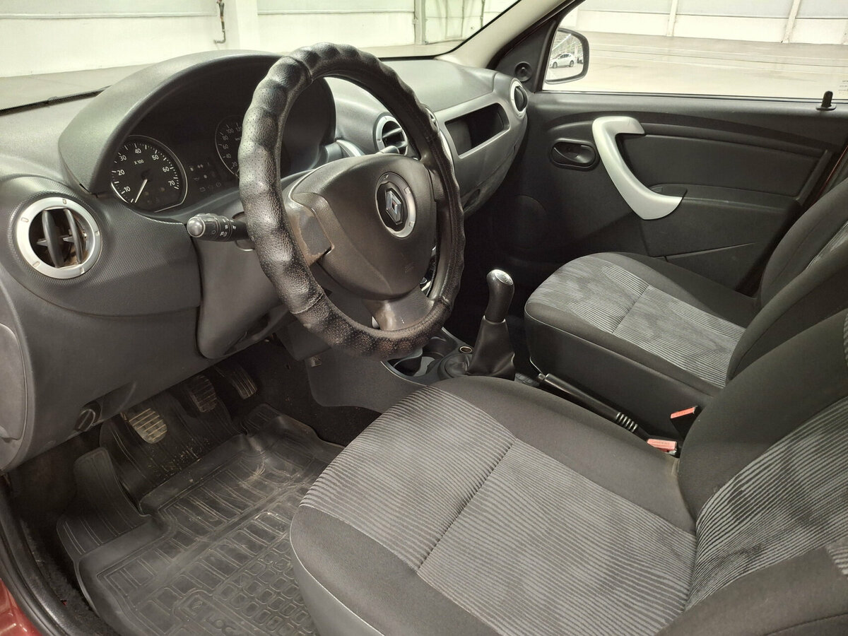Renault Logan с пробегом — 2012 год. Фото: #15